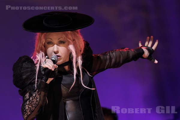 CINDY LAUPER - 2016-07-11 - PARIS - Grand Rex - 